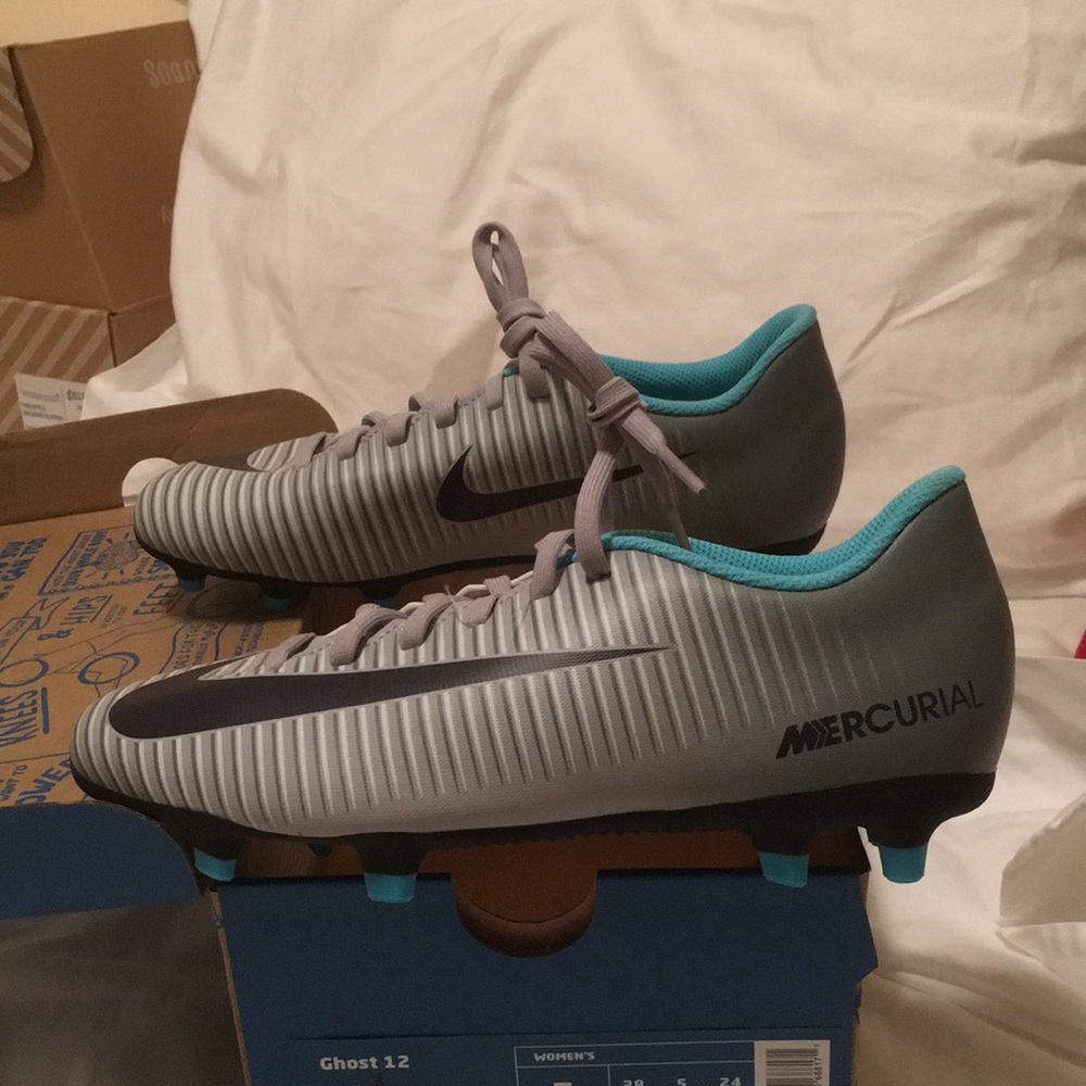 BRAND NEW Never Worn Nike Women’s Soccer Cleats!!!